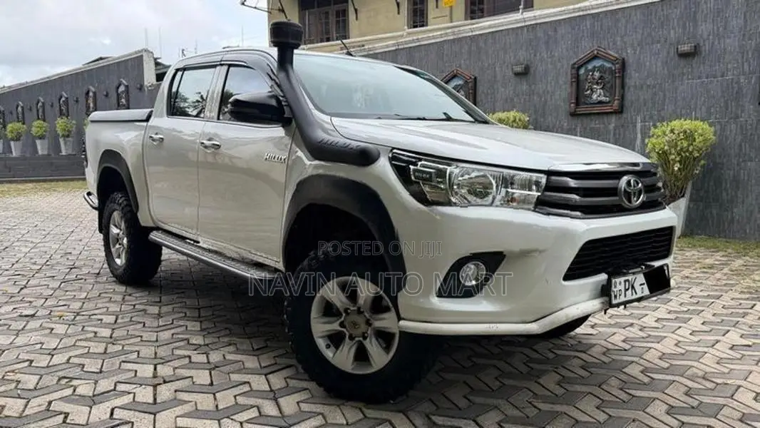 Toyota Hilux 2020 white