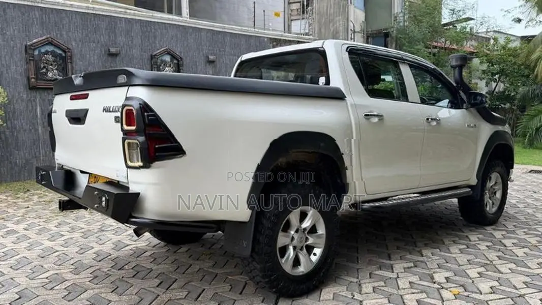Toyota Hilux 2020 white
