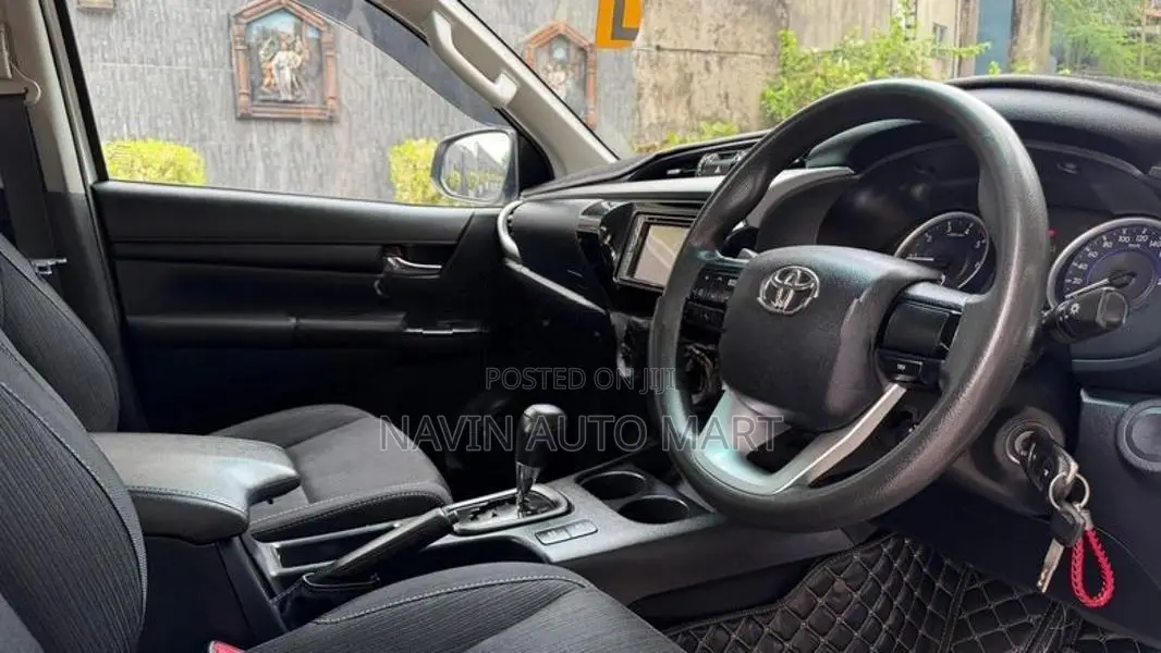 Toyota Hilux 2020 white
