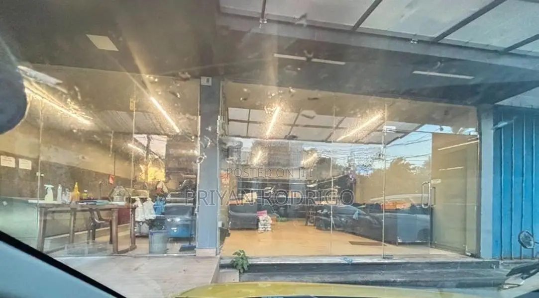 Rathmalana, Commercial Building on 11 Perches of valuable Land for Sal