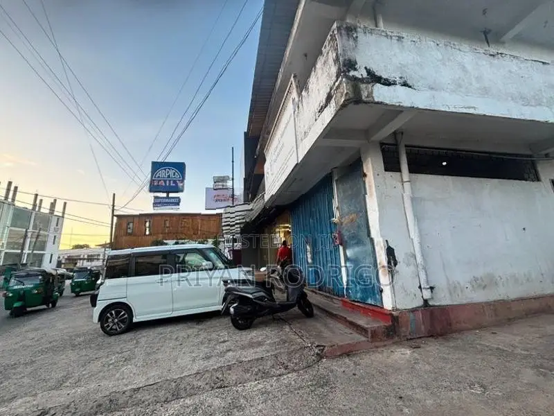 Rathmalana, Commercial Building on 11 Perches of valuable Land for Sal