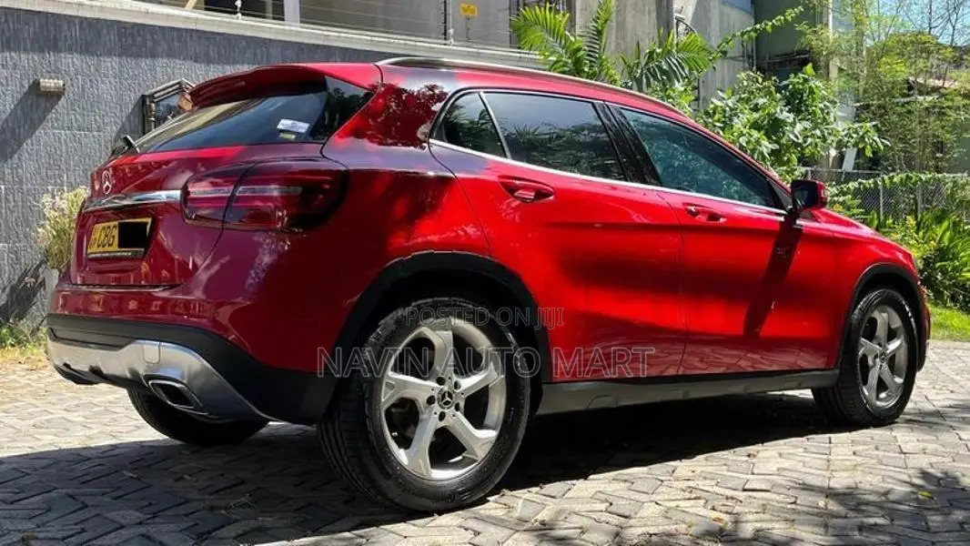 Mercedes Benz GLA 180 2018 Red