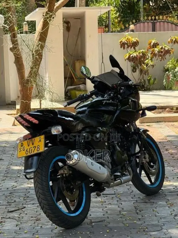 Bajaj Pulsar 220F 2010