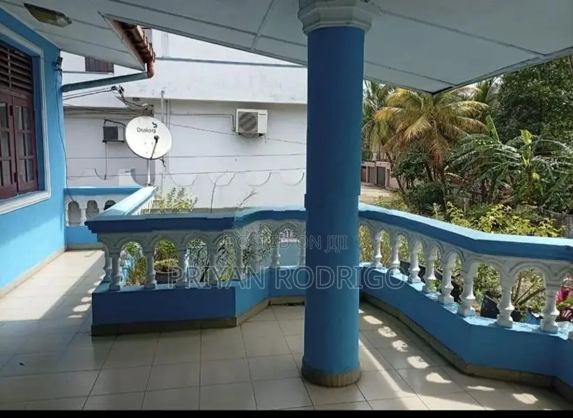 Peliyagoda - Kandy Road 2 Storied House on 6 Perches of Land for Sale