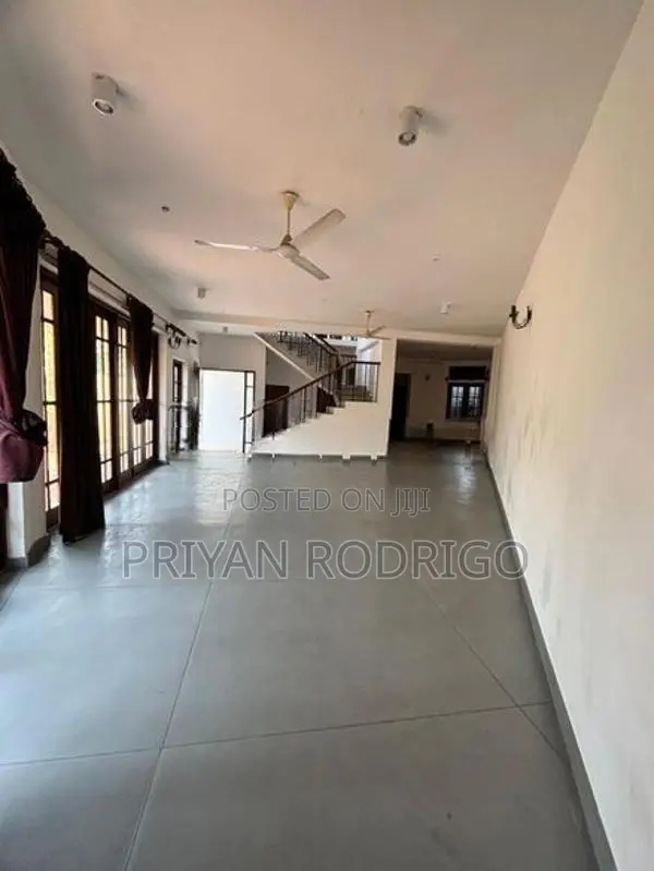 Rajagiriya - Kalapaluwawa 04 Bedroom Upstair House at 1st Lane for Sal