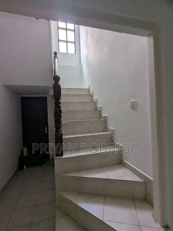 Mount Lavinia Vihara Rd 05 BR house on 7.89 perches of Land for Sale