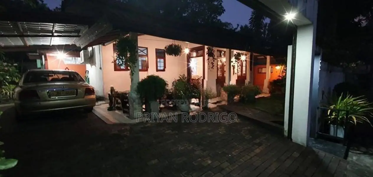 Piliyandala - Kahathuduwa 03 BR House on 10 Perches of Land for Sale