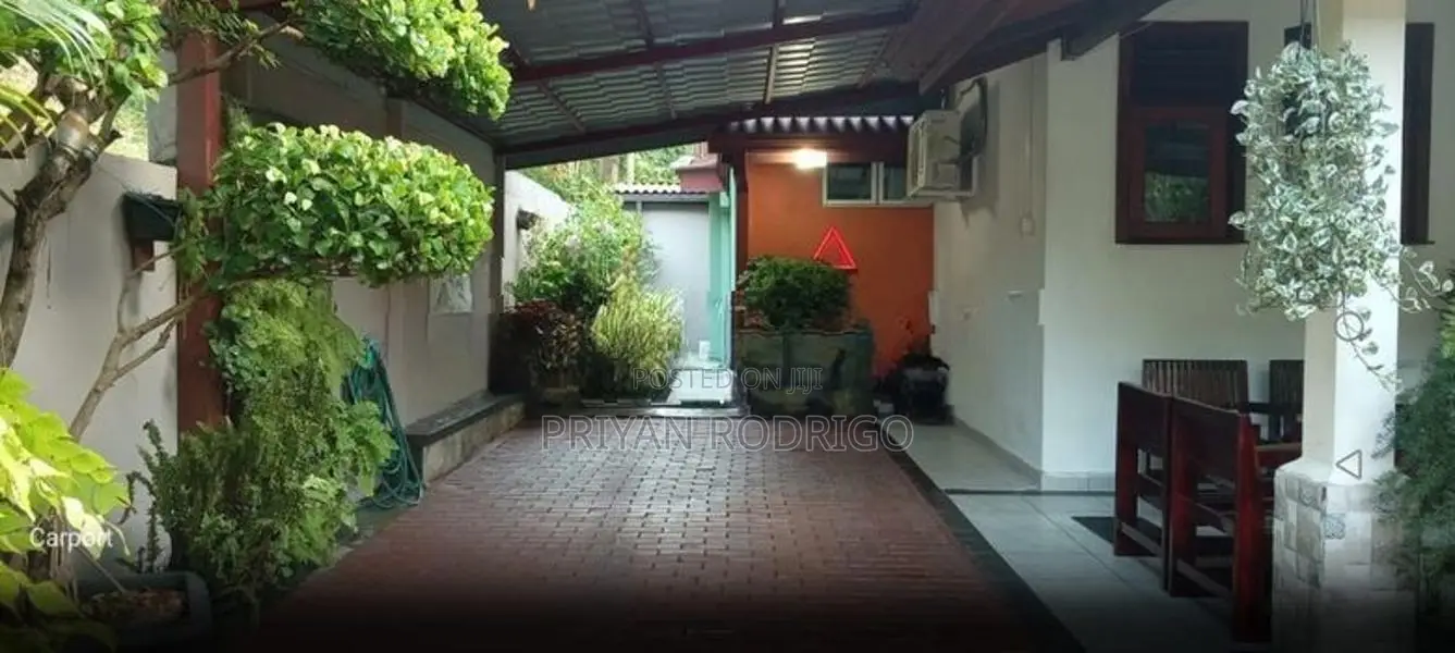 Piliyandala - Kahathuduwa 03 BR House on 10 Perches of Land for Sale