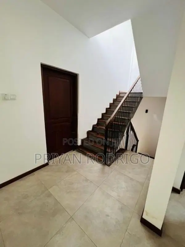 Battaramulla - Pelawatte New Defense Road 03 Storied House for Rent