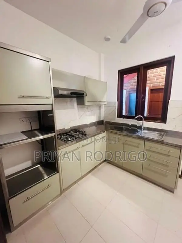 Battaramulla - Pelawatte New Defense Road 03 Storied House for Rent