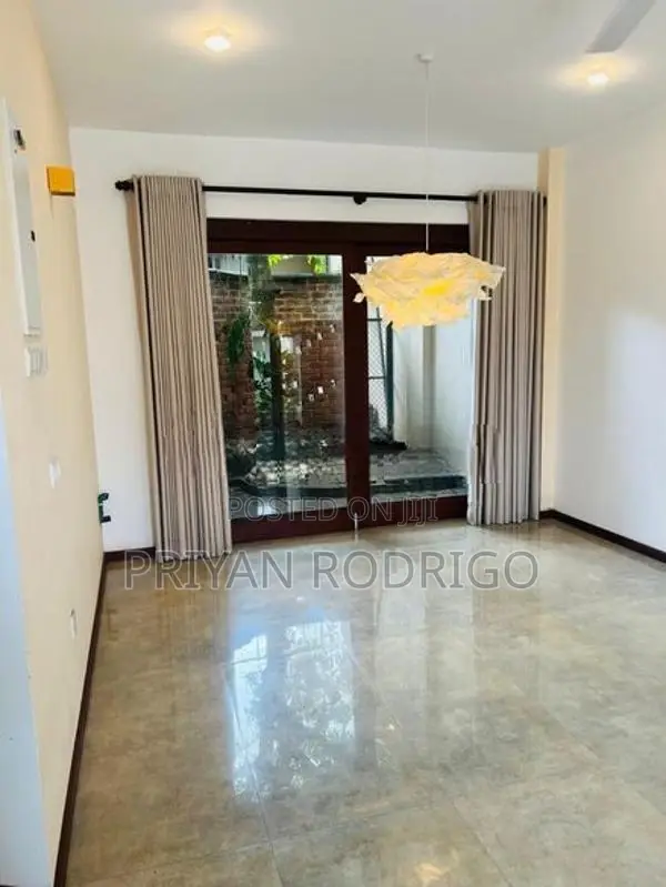 Battaramulla - Pelawatte New Defense Road 03 Storied House for Rent