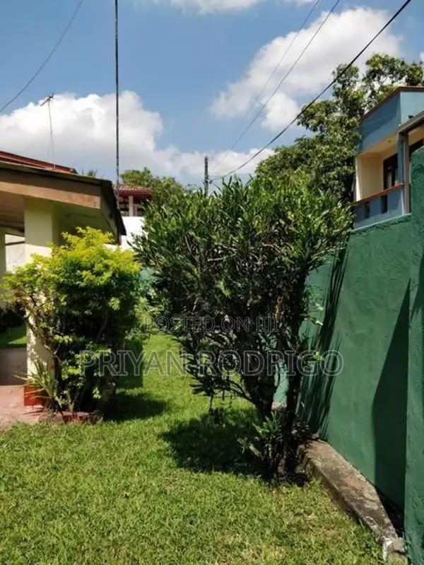 Boralesgamuwa 20 Perch Commercial Land with an Old Building for Sale