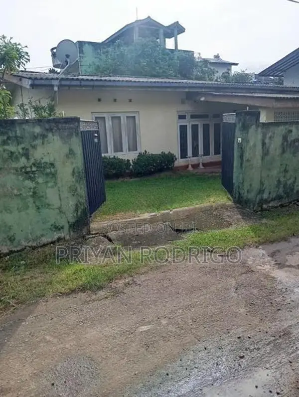Boralesgamuwa 20 Perch Commercial Land with an Old Building for Sale