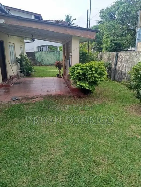 Boralesgamuwa 20 Perch Commercial Land with an Old Building for Sale
