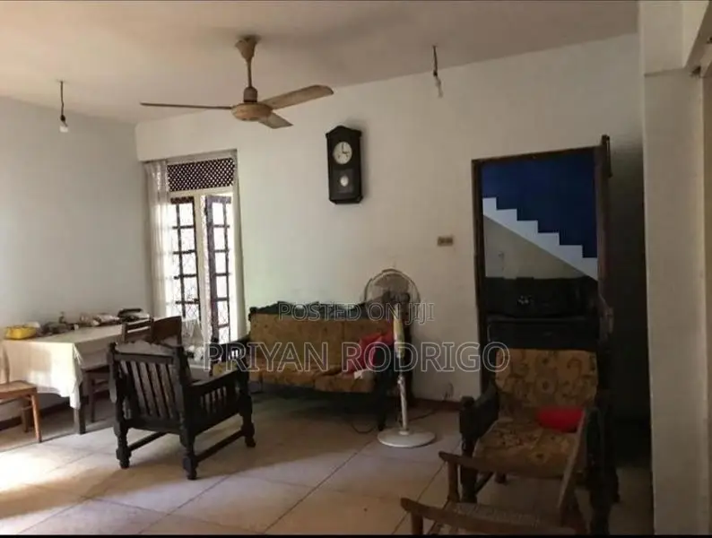Colombo 06 Kirulapone 9.5 Perches of Land with upstairs house for sale