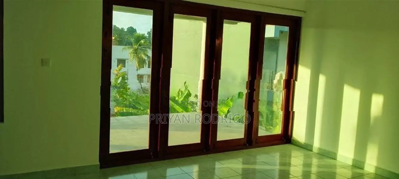 Pelawatta Battarammulla 05 Bed Room Large House for Sale