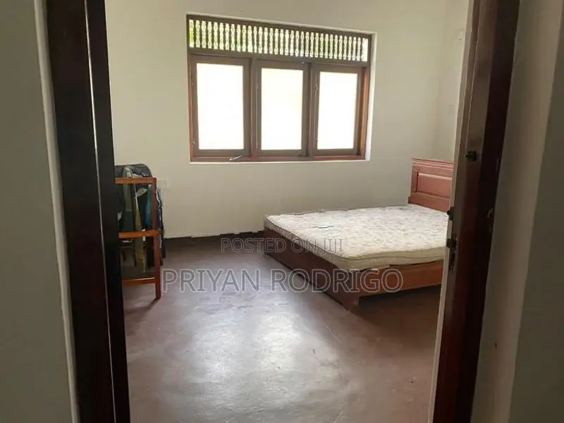 Battaramulla New Defense Road Large 07 Bed room House Available on Ren