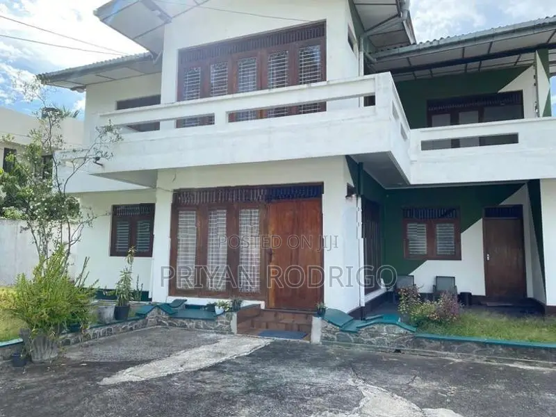 Battaramulla New Defense Road Large 07 Bed room House Available on Ren