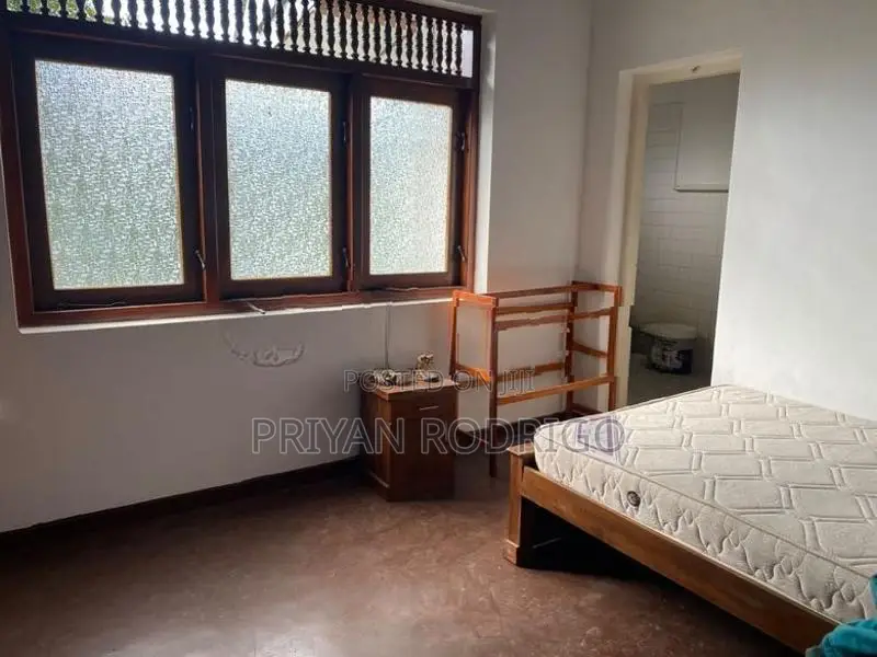 Battaramulla New Defense Road Large 07 Bed room House Available on Ren