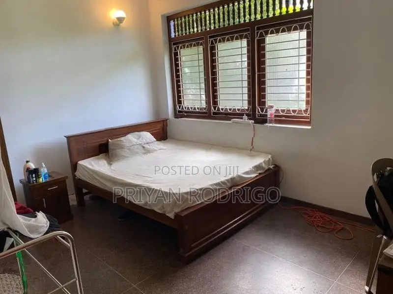 Battaramulla New Defense Road Large 07 Roomed Facility Available on Re