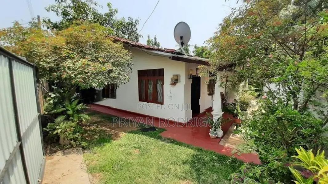 Seeduwa Kotugoda Road 23.25 Perches of Land with a House for Sale