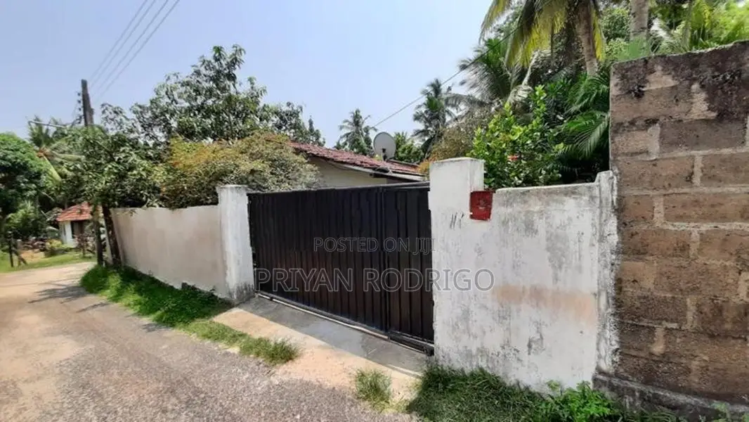 Seeduwa Kotugoda Road 23.25 Perches of Land with a House for Sale
