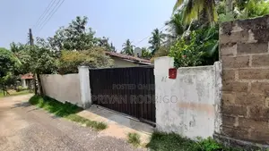 Seeduwa Kotugoda Road 23.25 Perches of Land with a House for Sale