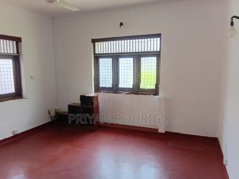 Colombo 05 Park Road Bed Room Large House for Rent