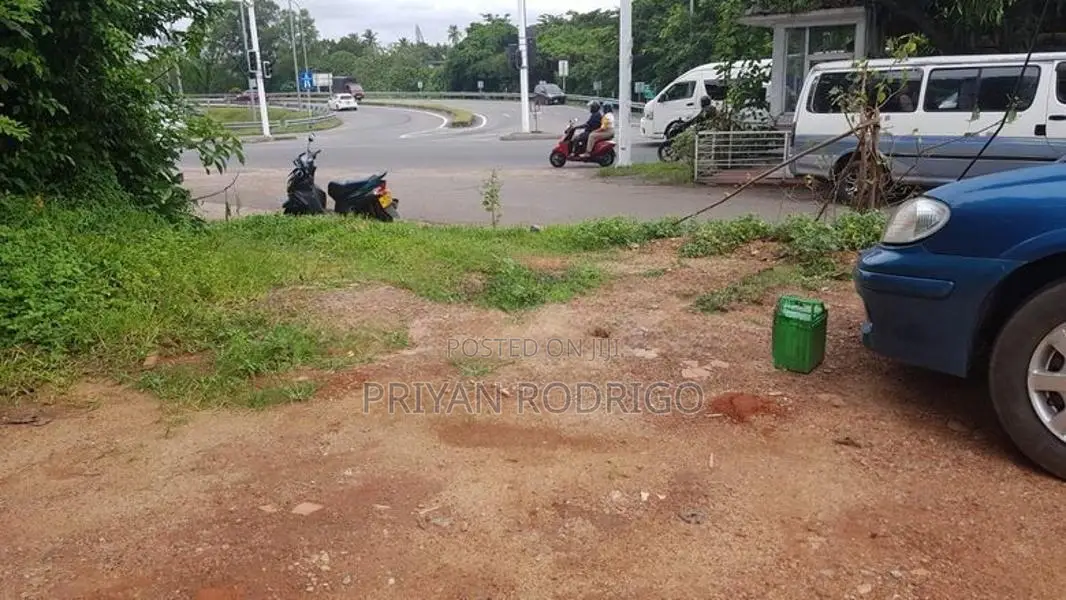 Prime Land for Sale – Facing Athurugiriya Highway Exit (Immediate Sale