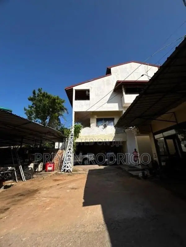 Rajagiriya, Buthgamuwa Rd 04 Roomed Unit on 11 Perches of Land for Sal