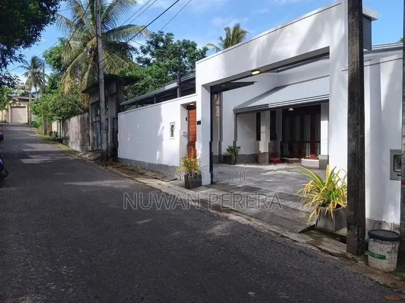 Piliyandala 3 bathrooms single storey house for sale .