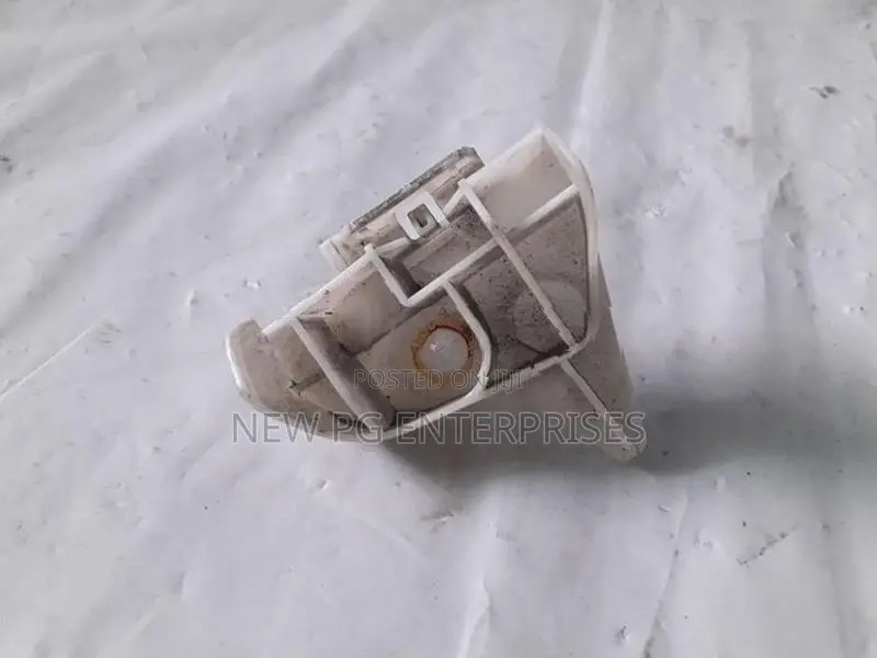 Toyota Aqua NHP10 Buffer Retainer Rear RHS