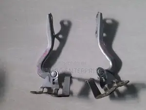Toyota Belta SCP92 Bonnet Hinge LHS
