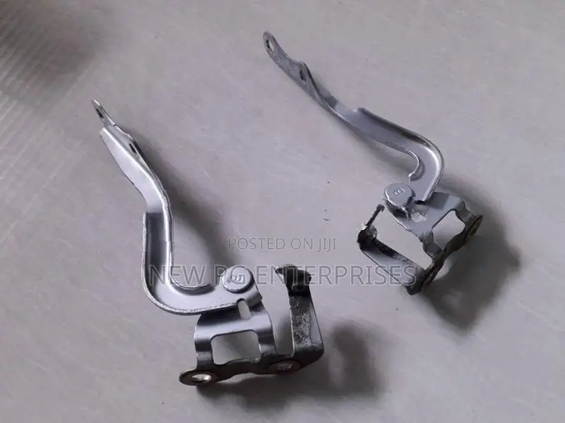 Toyota Belta SCP92 Bonnet Hinge LHS