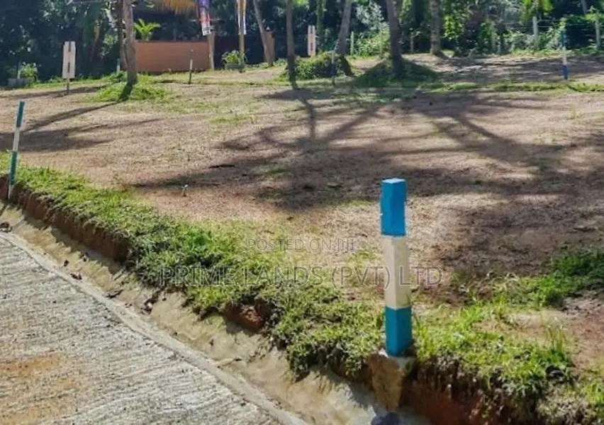 කඩවත කිරිල්ලවලින් නේවාසික බිම් කොටස්