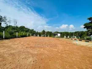 Kalagedihena නුවර පාරට ආසන්නව වටිනා නිස්කලංක බිම්කොටස් කිහිපයක්