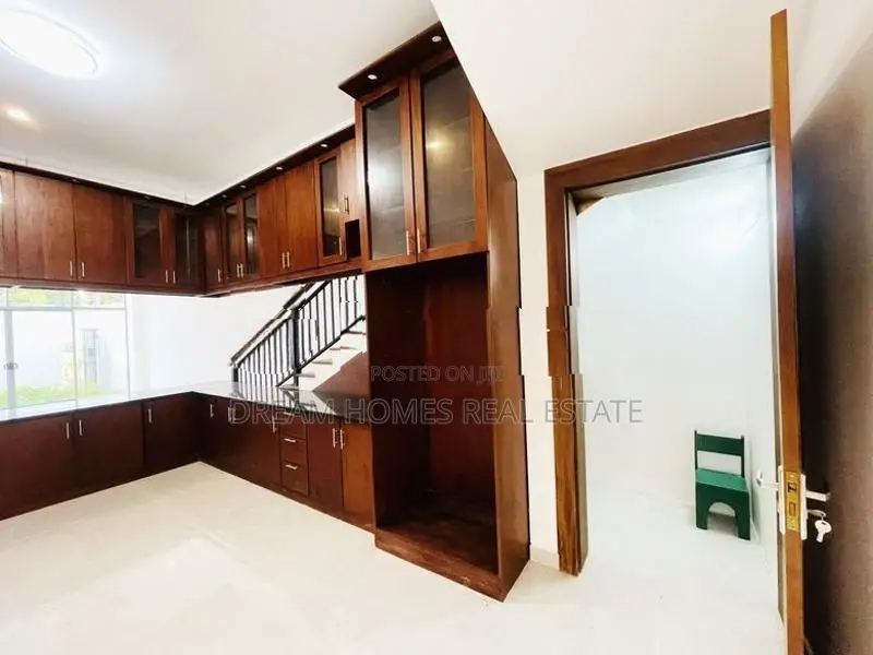 Spacious 5-Bedroom House for Rent – Pelawatta