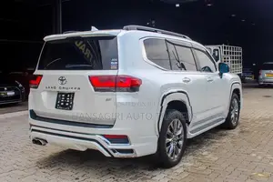 Toyota Land Cruiser 300 ZX 2023