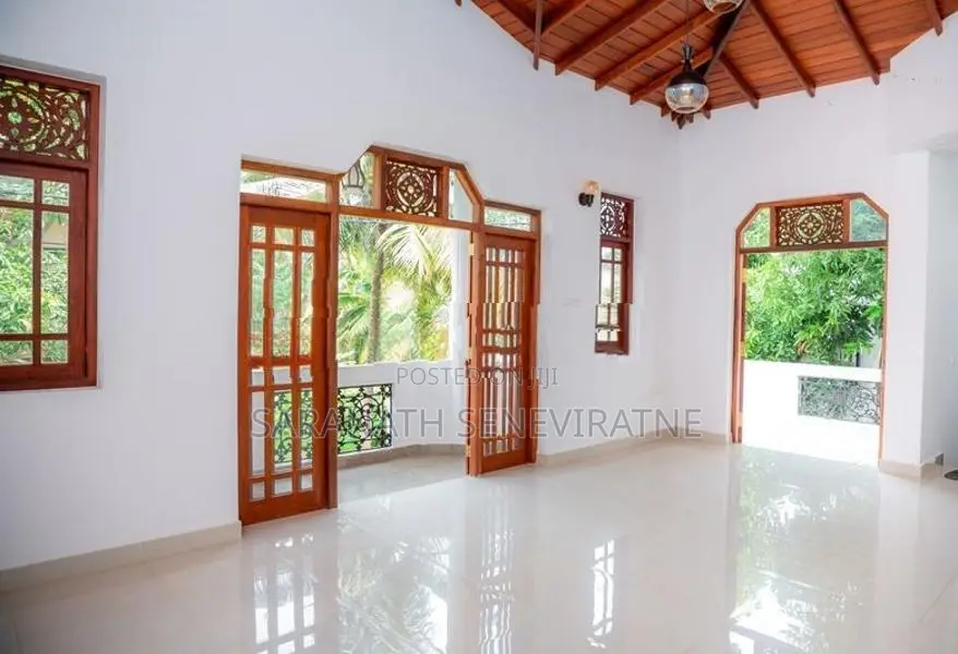 Solid House With 6 Bedrooms - Moratuwa