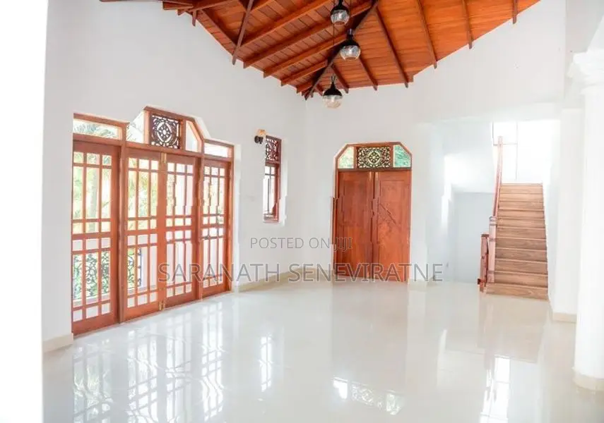 Solid House With 6 Bedrooms - Moratuwa