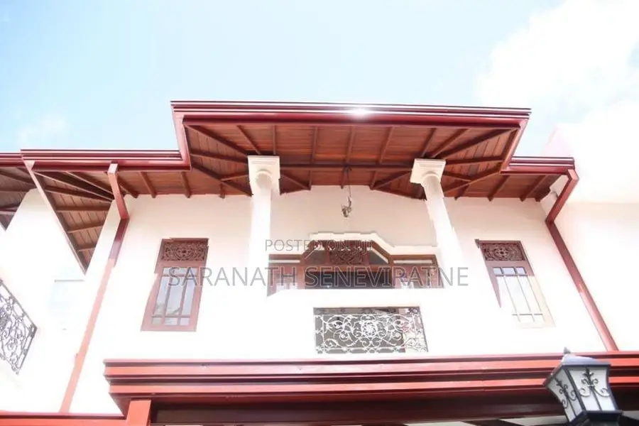 Solid House With 6 Bedrooms - Moratuwa