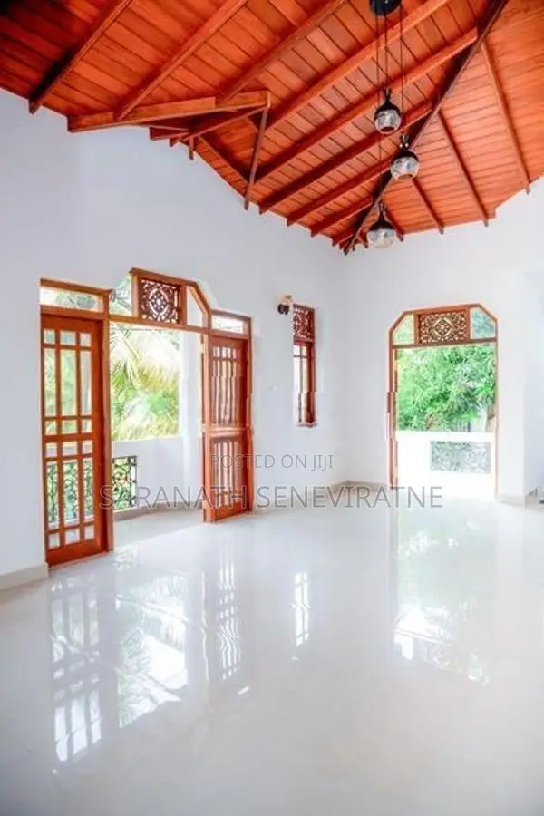Solid House With 6 Bedrooms - Moratuwa
