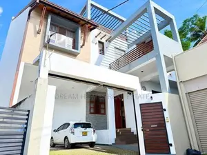 3-Storey Luxury Residence For Sale In Kotte – Baddagana