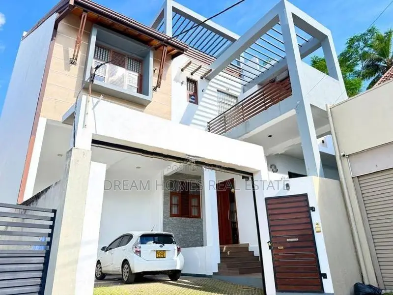 3-Storey Luxury Residence For Sale In Kotte – Baddagana