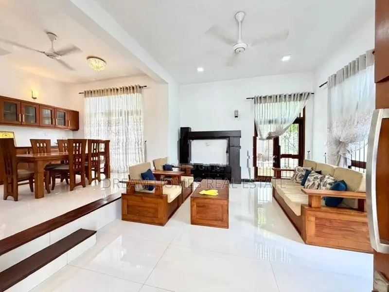 3-Storey Luxury Residence For Sale In Kotte – Baddagana