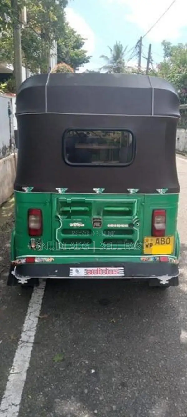 Bajaj 4 Storke 2016