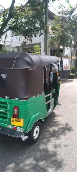 Bajaj 4 Storke 2016