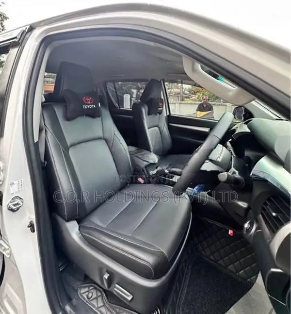 Toyota Hilux V GRADE B/N 1GD 2025