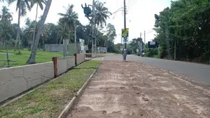 මාතර ලැබීම නව නගරයේ රෝහලට ලගින් බිම් කොටස්