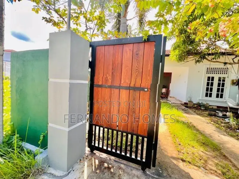 Good Conditions Daluwakotuwa House For Sale In Negombo